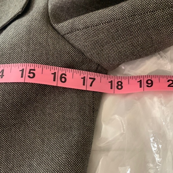 Gently used but in great condition J.Crew wool women’s jacket. - Picture 4 of 12